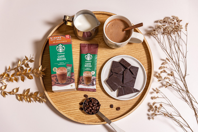 靈感來自星巴克®門市，只需一杯熱水就可在家重現經典口味—星巴克®特選系列摩卡咖啡。