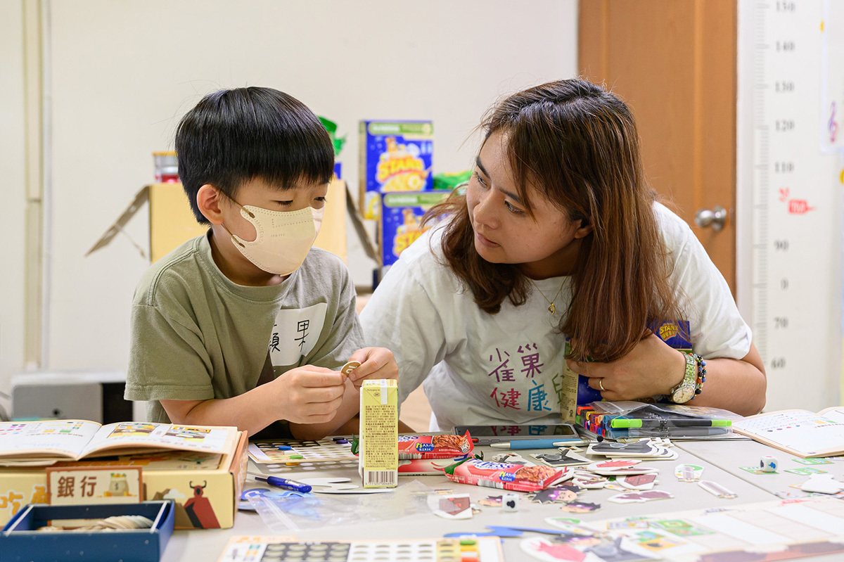 雀巢員工經過內部培力，2025年前進家扶中心五個服務處擔任「雀巢健康兒童-《懂吃勇者》」桌遊的講師與志工，與孩子一起展開懂吃勇者的冒險旅程。