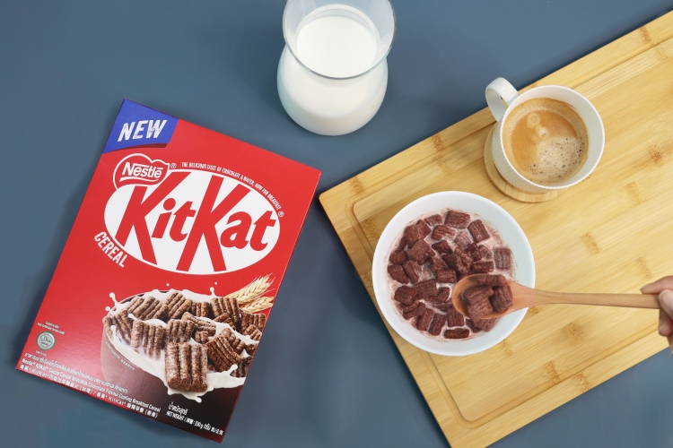 風靡全球的KitKat巧克力搖身一變成為最強的早餐神隊友，完美複製KitKat最經典的威化口感，每一口都能感受到香濃可可的爽脆滋味！