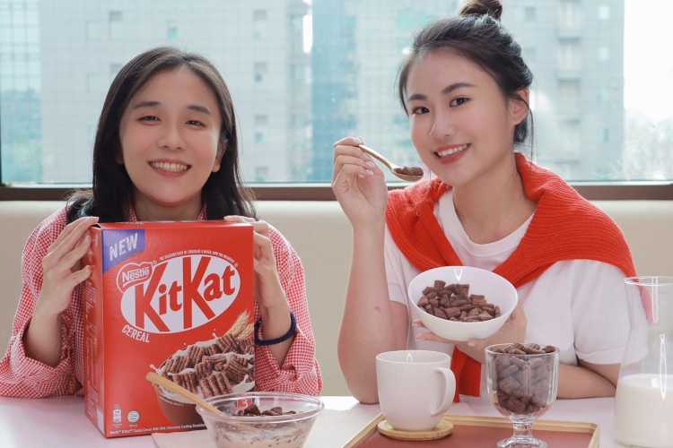 雀巢KitKat全穀脆片濃醇可可威化口感+膳食纖維，營養美味一次滿足，隨時隨地來一份「雀巢KitKat巧克力早餐脆片」，不但療癒又有趣，迅速補充一天活力！