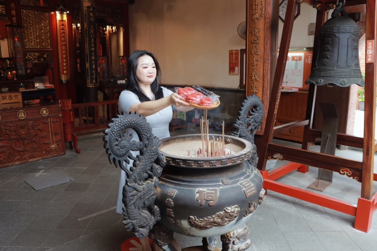 雀巢KitKat團隊將神祐包內的2B鉛筆和擲筊造型橡皮擦一一過爐 一起為考生加油打氣   齊力送上強力應援