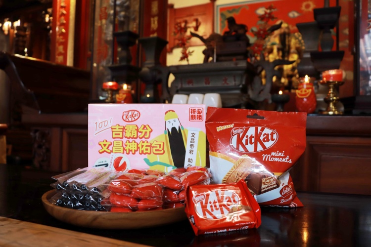 KitKat「吉霸分文昌神佑包」內含過爐過的2B鉛筆和擲筊造型橡皮擦還有KitKat經典4指包以及全台瘋搶的KitKat Lotus蓮花脆餅威化巧克力