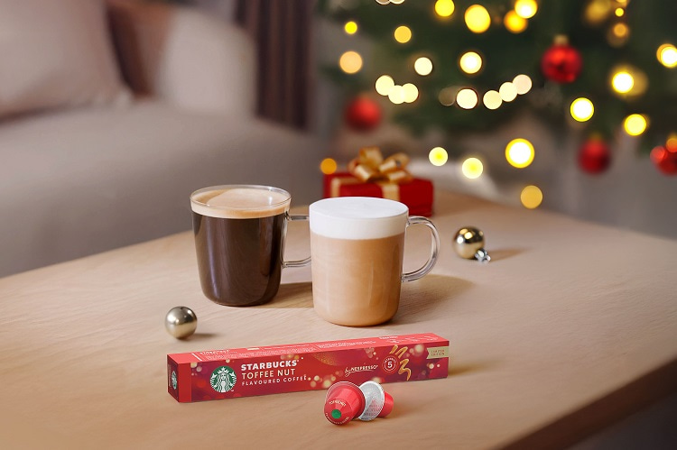 NESPRESSO®膠囊咖啡機使用者，則可以選用「太妃核果風味黑咖啡膠囊」，萃取後加入牛奶即可享用帶有太妃糖和烘烤核果香氣卻不甜膩的太妃核果風味拿鐵