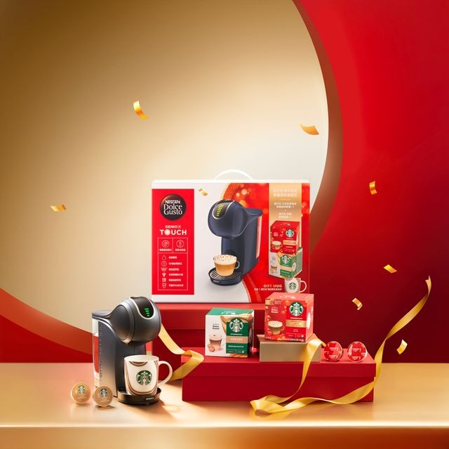 「星巴克新春膠囊咖啡機禮盒」包含GENIO S TOUCH 灰精靈智慧觸控膠囊咖啡機一台、星巴克太妃核果風味拿鐵膠囊與星巴克拿鐵咖啡膠囊各一盒,還加贈星粉必收藏的星巴克節日限定馬克杯,一鍵享受生活儀式感!
