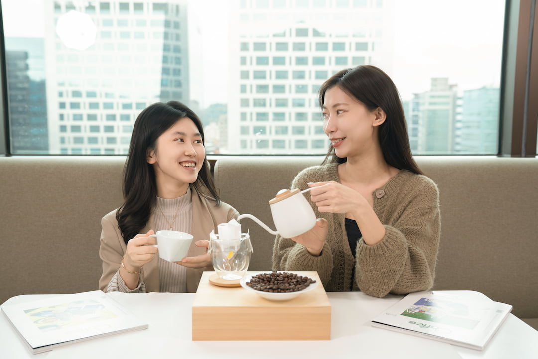 雀巢金牌濾掛咖啡將繁瑣的手沖流程濃縮在一撕一拉之間，讓精品級咖啡的細膩美學真正走入日常生活。