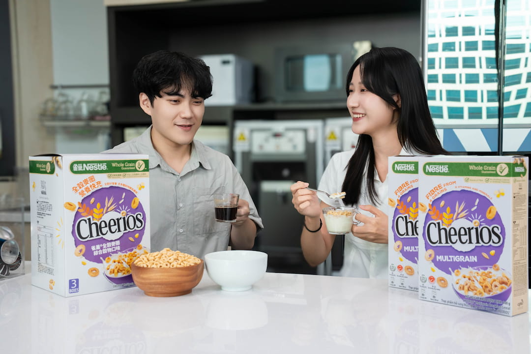 「Cheerios 雀巢全穀麥圈」可搭配牛奶、優格或水果,輕鬆變化出營養又美味的早餐組合。