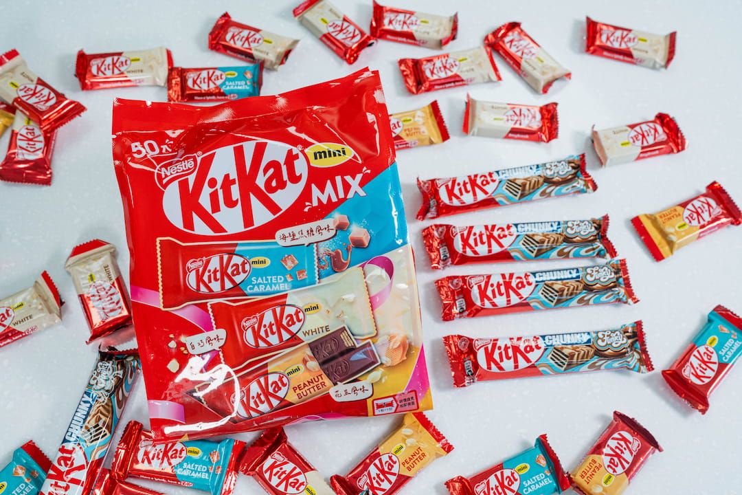 雀巢KitKat今年秋季推出兩款新品「KitKat黑白巧風味奇趣威化」與「KitKat迷你威化繽紛組」，以「多重美味、繽紛選擇」玩出巧克力新花樣。