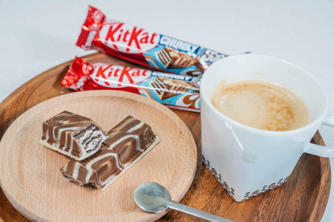 雀巢KitKat「黑白巧風味奇趣威化」獨特黑白大理石紋路,結合牛奶巧克力與白巧克力風味,搭配經典酥脆威化口感,不論是外觀或口感上都充滿驚喜。