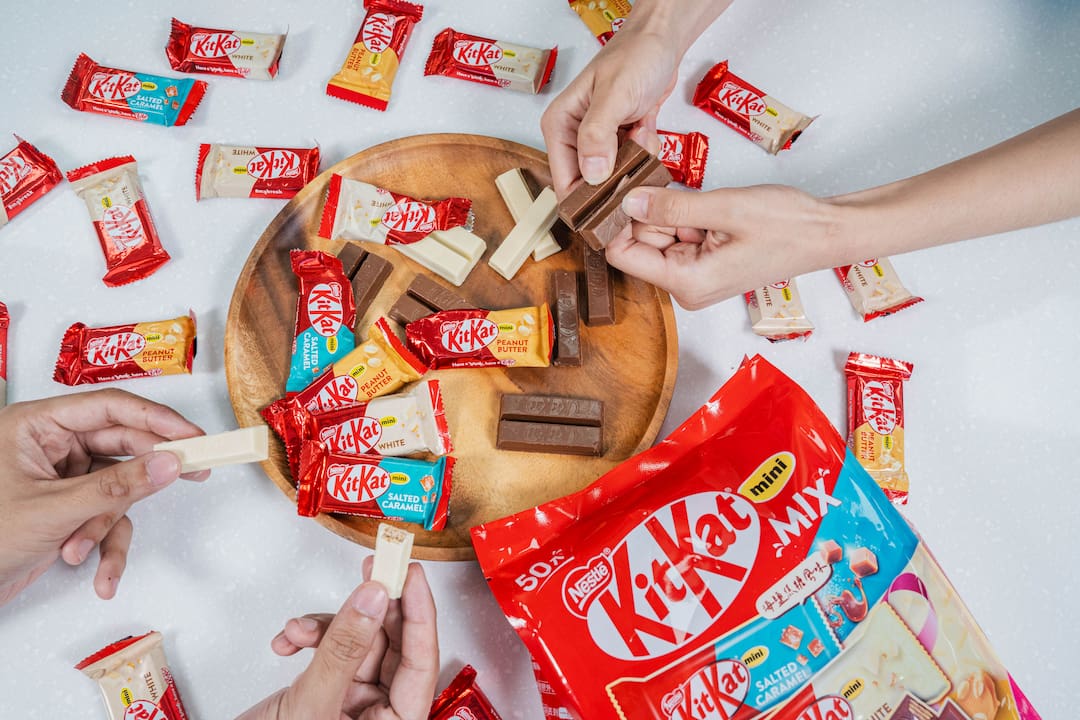 雀巢KitKat「迷你威化繽紛組」一次集結海鹽焦糖、白巧克力、花生三大人氣風味;獨立小包裝更方便分次取用與保存,讓「分享」變得更有趣。