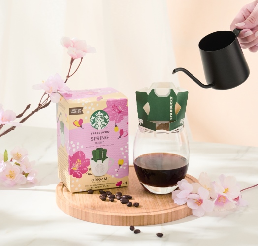 「星巴克®Origami™春季綜合濾掛咖啡」的掛耳包裝結構，靈感啟發於日本的摺紙工藝，透過星巴克特製摺紙式掛耳設計搭配手沖，不過度浸潤、萃取出的咖啡風味更加乾淨，口感讓人愛不適口！方便上手，隨時都可享受專屬自己的春日咖啡時光！