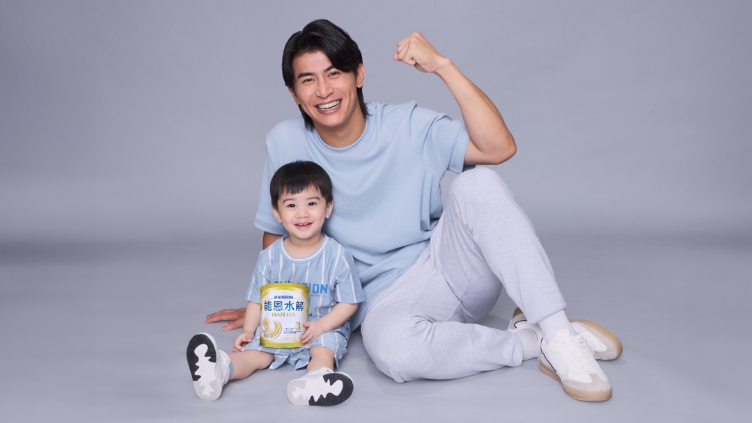 台灣隊長陳傑憲親身見證，寶貝兒子開始喝能恩水解3後，體質穩定、發展良好，並推薦：「好的東西要持續喝，這是對孩子未來二十年健康的投資！」