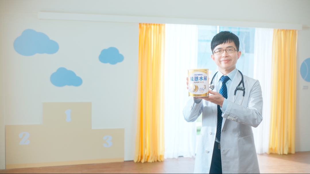 超過十年的專業認證！知名專業兒科醫師柚子醫師唯一推薦能恩水解3，「專利精準水解胜肽科技」可以精準切斷蛋白質的特定片段，轉化為溫和蛋白，幫寶寶有效調整體質。