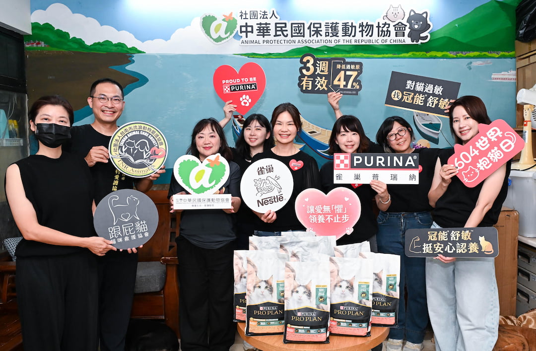 台灣雀巢董事長暨總經理羅台青（中）與北中南動保代表合影，期望冠能舒敏能讓因過敏卻步的家庭，重新與貓咪建立連結讓安心抱貓成為日常。