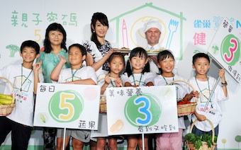 台灣雀巢總經理與董氏許惠玉主任, 時尚媽咪賈詠婕一起倡導健康親子密碼533，讓孩子吃的健康
