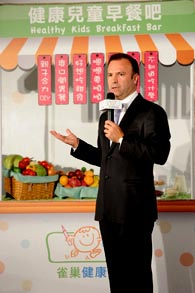 台灣雀巢總經理葛文介紹雀巢健康兒童早餐吧，推廣健康早餐飲食