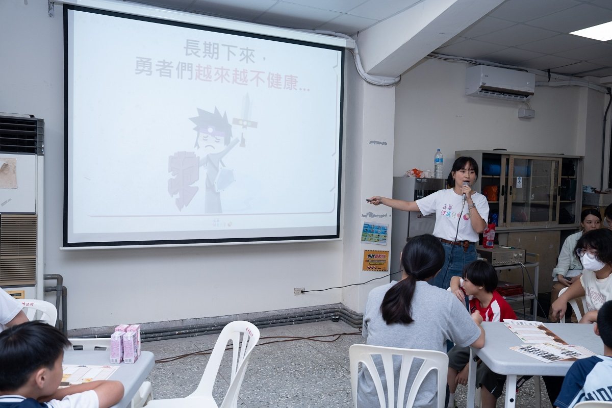 台灣雀巢營養師擔任營養教育志工，指導基隆家扶中心的孩子體驗「懂吃勇者」桌遊，用遊戲的方式學習營養知識。