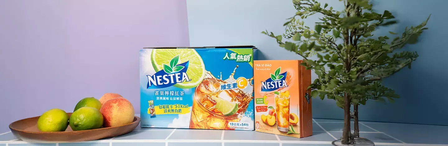 NESTEA雀巢茶品推經典「雀巢檸檬紅茶」沖泡粉包、全新「雀巢蜜桃風味茶」，打造消暑的夏日茶飲。