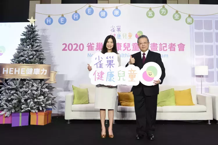 台灣雀巢董事長兼總經理羅台青(左)與董氏基金會執行長姚思遠(右)以照顧台灣學童健康為己任，共同合作雀巢健康兒童計畫邁入第十一年