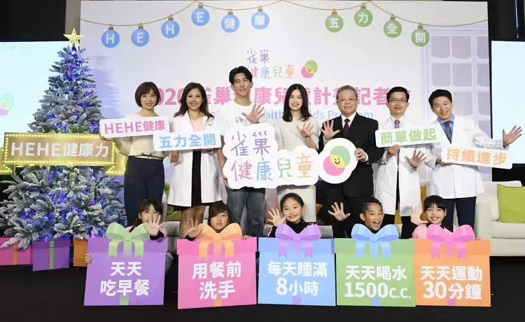 雀巢健康兒童計畫攜手董氏基金會及專家一起點亮HEHE健康，左起董氏尤宣文營養師、李婉萍營養師、滿分爸比修杰楷、台灣雀巢董事長羅台青、陳木榮小兒科醫師、王宏哲兒童發展專家
