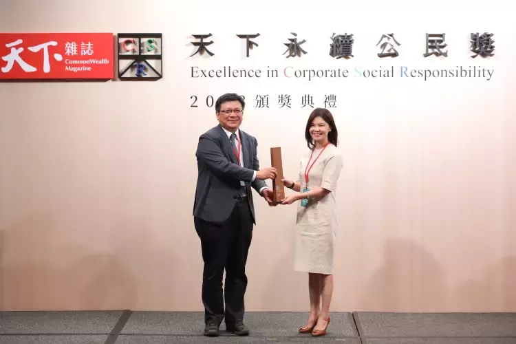 台灣雀巢再獲「天下永續公民獎」肯定，創下外商食品公司13年來最佳；並囊括首屆「天下人才永續獎」、「親子天下友善家庭職場獎」。台灣雀巢董事長羅台青(圖右)從經濟部政務次長曾文生(圖左)手中接下獎盃。