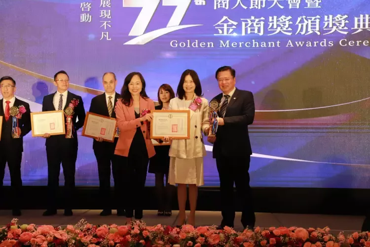 台灣雀巢董事長羅台青（中）接受外交部國經司司長連玉蘋（左）與商總理事長許舒博（右）頒發金商獎優良外商獎。(圖：台灣雀巢提供) 