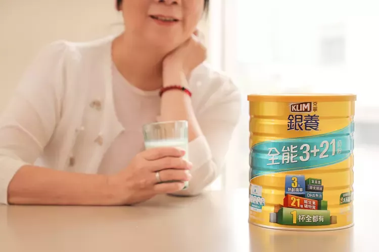 安心更感心！母親節送禮，就送完整營養的克寧銀養「全能3+21」奶粉，即日起各大通路享母親節優惠。