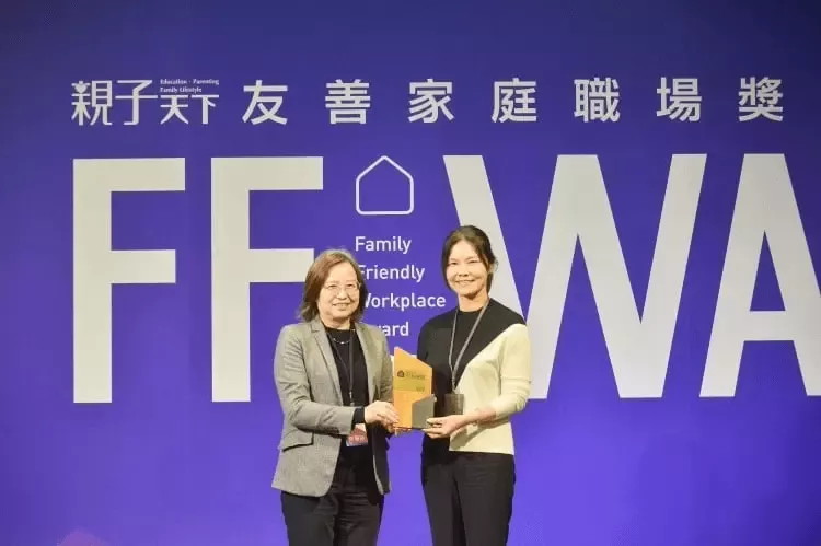 台灣雀巢董事長暨總經理羅台青（ 右 ），接受衛福部次長李麗芬（ 左 ）頒發 「 親子天下友善家庭職場獎 」 。 ( 圖 ／ 親子天下提供 )