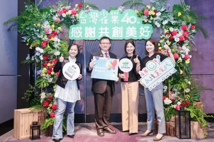 家扶基金會致贈家扶兒童手繪畫予台灣雀巢，共同見證雀巢全新參與式平台「雀巢永續巢食代」。左起為家扶基金會潘慧珍主任（ 左 1 ）、執行長周大堯（ 左 2 ）、台灣雀巢董事長暨總經理羅台青 ( 右 2 )、台灣雀巢企業溝通暨永續發展負責人蔡惠蓮 ( 右