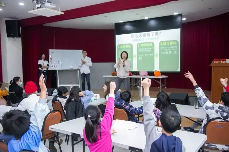 家扶小朋友踴躍參加雀巢所舉辦的冬令營活動，由營養師教導腸道健康知識，幫助「小大人」照顧自己與全家健康。