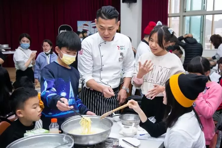 雀巢邀請陳宗佑主廚使用雀巢食材示範兼具營養與美味的料理，家扶小朋友開心學習、跟著動手做。